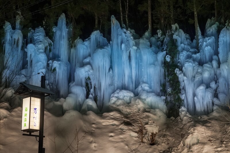 福地温泉 青だるライトアップ